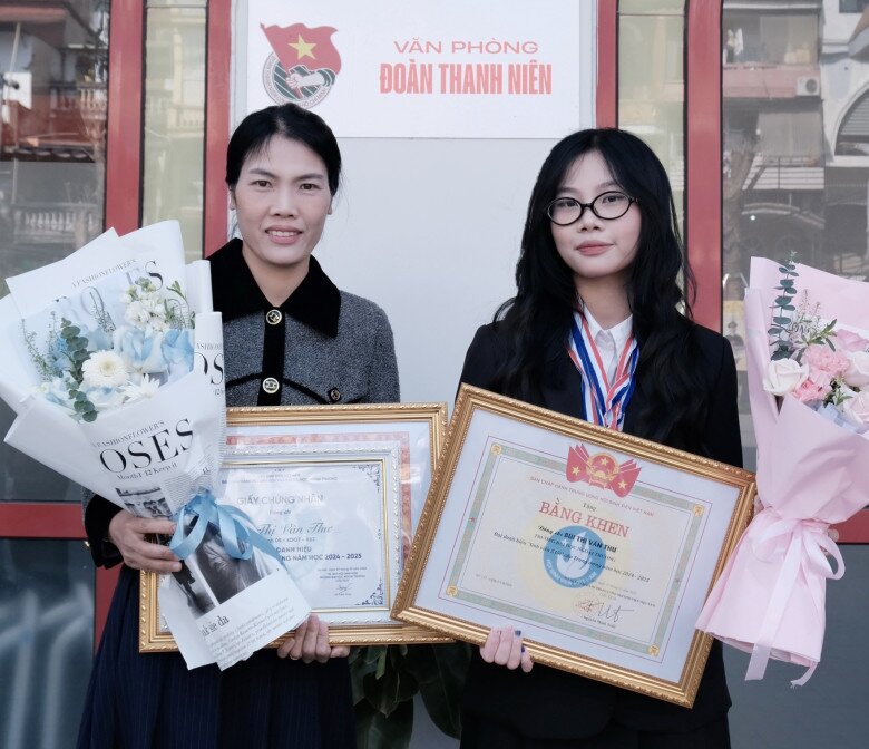 Vân Thư chụp ảnh kỷ niệm cùng mẹ 