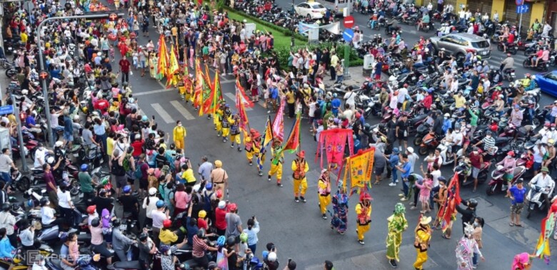 Diễu hành Tết Nguyên tiêu. Ảnh: Quỳnh Trần