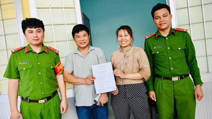 Công an xã Mỹ Yên hỗ trợ bà Nguyễn Thị Thanh Thủy chuyển trả lại toàn bộ số tiền mà ông Nguyễn Hữu Dinh chuyển nhầm.