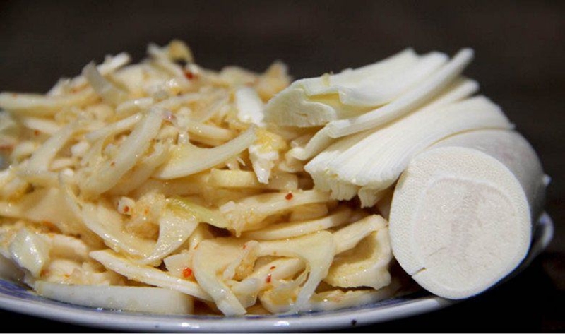 Đọt cau còn gọi là củ hũ cau, khi ăn có vị giòn ngọt, hấp dẫn