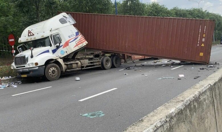Thùng container chắn ngang giữa đường