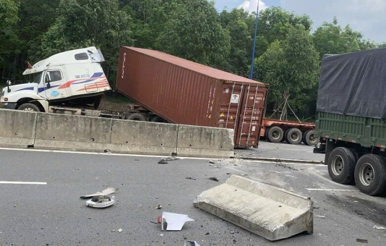 Đầu xe tải biến dạng sau va chạm với xe đầu kéo container