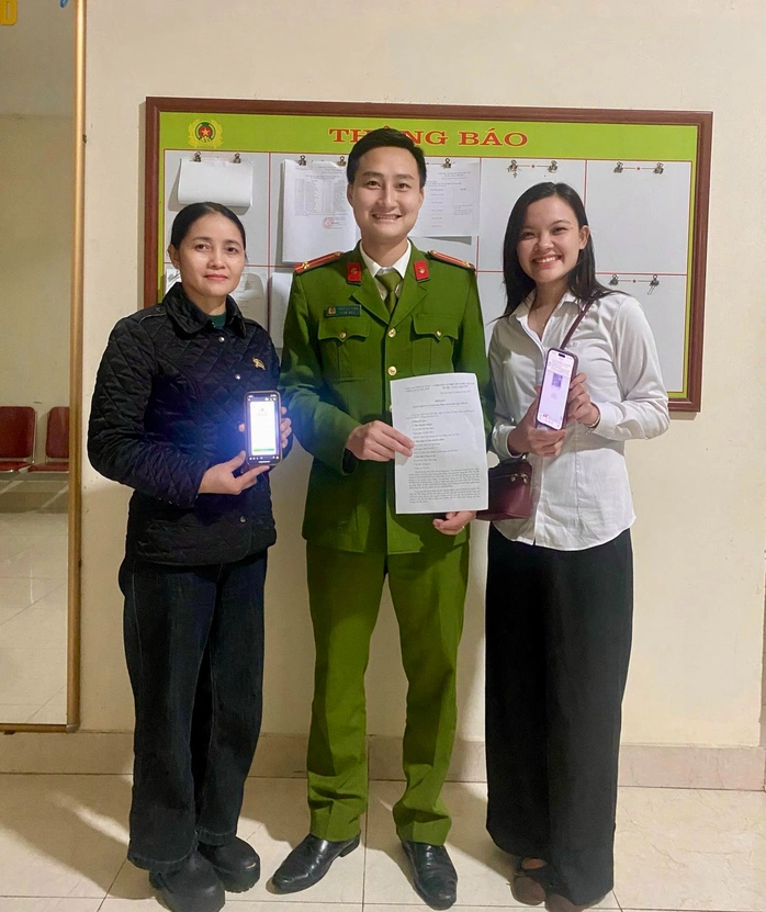 Công an xã Kỳ Anh phối hợp với chị Dung trao trả lại số tiền cho chị Minh