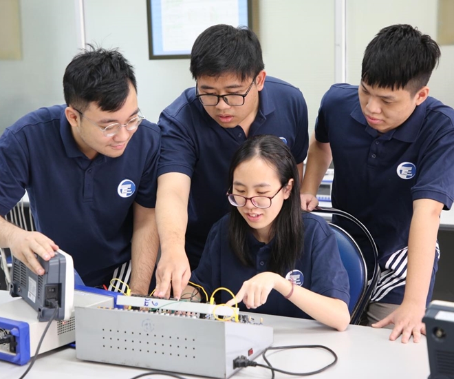 Sinh viên Đại học Công nghệ (ĐHQG Hà Nội)