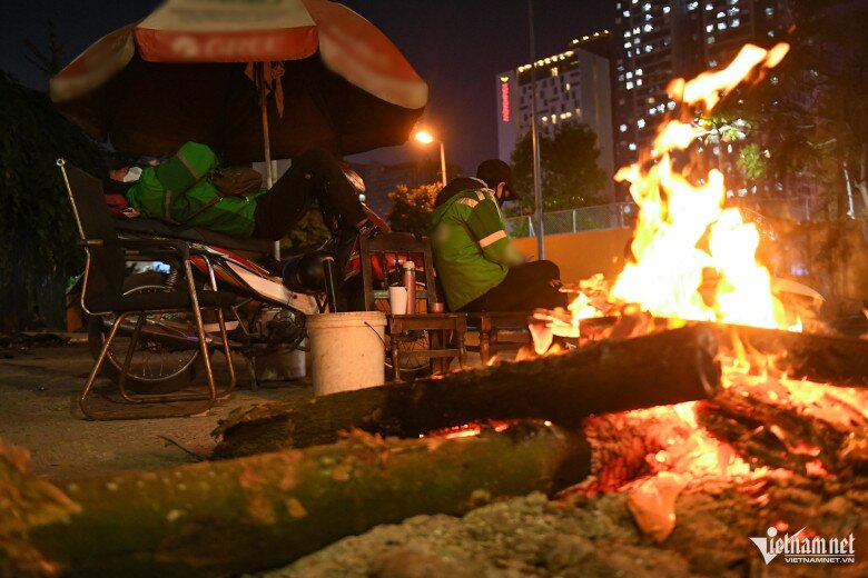 Dọc đường Phạm Hùng, trong đêm muộn có khá nhiều người đốt lửa để sưởi ấm.