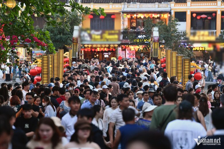 Biển người đổ bộ phố cổ Hội An, chờ mỏi chân mới có ảnh check-in 24 Cảnh tương tự diễn ra trên cây cầu An Hội. Khi mặt trời dần lặn là lúc du khách dồn về ngắm nắng vàng như mật và cảnh sắc hoàng hôn đặc biệt của Hội An.