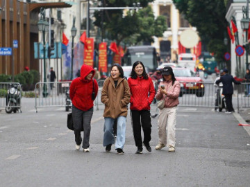 Người Hà Nội khoác áo mưa ra đường từ tờ mờ sáng trong gió rét đầu năm