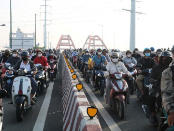 Hình ảnh giao thông TPHCM ngày đầu tuần sau kỳ nghỉ Tết