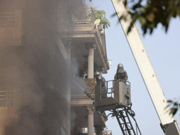 Hà Nội: Nhà cao tầng trên phố Lê Lợi cháy ngùn ngụt, có người mắc kẹt, có người nhảy từ tầng cao xuống mái nhà bên cạnh