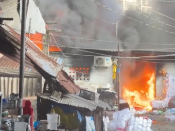 Cháy lớn nhà dân phía sau lưng chợ Bình Trưng, TPHCM