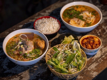 Món ngon độc lạ chỉ có ở Huế, đặc sản bún bò ăn kèm với thứ “bỏ đi” xưa dùng để cứu đói 