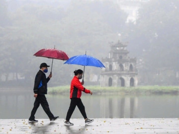 Hôm nào miền Bắc mưa, ở Hà Nội có mưa không và trời có chuyển nồm ẩm không?