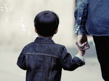 Cậu bé 9 tuổi trốn khỏi nhà vì nghĩ mẹ bỏ mình đi, 44 năm thất lạc mới có tin vui đoàn tụ, vỡ òa khi biết sự thật