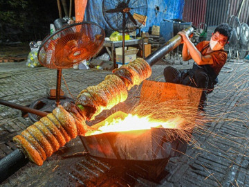 Đặc sản Hà Nội kỳ công, có bì giòn tan như bánh đa, "ra khỏi lò là bán hết"