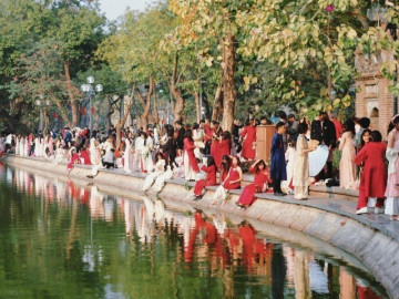 Chen chân chụp ảnh áo dài Tết ở Hồ Gươm
