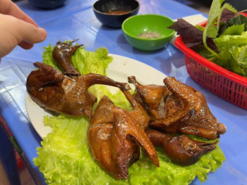 Khách Tây chi 300.000 đồng thử món chim ở vỉa hè Hà Nội, liên tục khen ngon