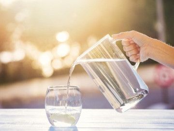 Sức khỏe - Dịp Tết, dù bận cũng đừng quên uống nước khi thức dậy vì 5 lý do này