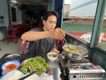 Khách Hàn mê mẩn đặc sản miền Tây kén khách ở quán 50 năm tuổi