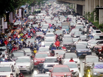 Sáng đầu tuần mưa rét, người Hà Nội "chôn chân" trên nhiều tuyến đường