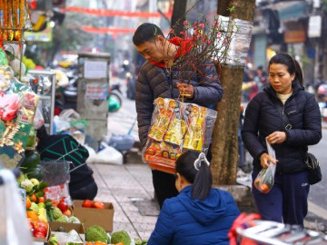 Tin tức - Người Hà Nội tất bật sắm lễ cúng tiễn ông Công, ông Táo