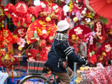 Phố cổ Hà Nội đỏ rực