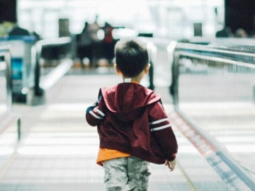 Cậu bé 9 tuổi lạc nhà khi đi "kiếm tiền" nuôi mẹ, 46 năm sau trở về, nghẹn ngào bật khóc trong vòng tay cha