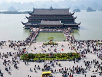 6 điểm du lịch tâm linh dịp Tết gần Hà Nội, có ngôi chùa lớn nhất thế giới, có nơi nắm giữ kỷ lục châu Á