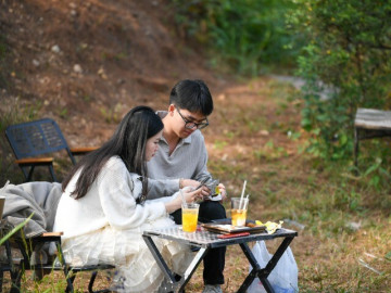 Giới trẻ lên núi uống cà phê, tận hưởng không khí đầu năm