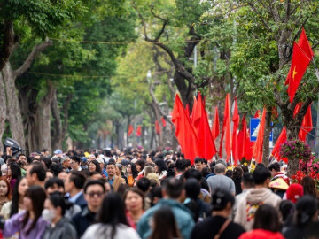 Trung tâm Hà Nội ken đặc người những ngày đầu năm mới