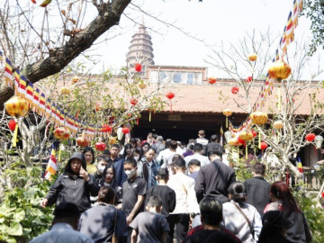 Biển người đổ về chùa Phật Tích chiêm bái tượng Phật nghìn năm tuổi