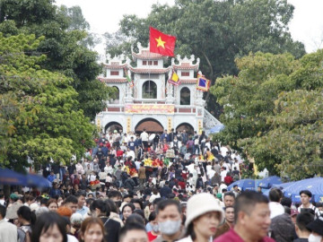 Biển người chen nhau vay tiền ở đền Bà Chúa Kho