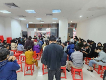 Giá vàng hôm nay mới nhất (23/2) tăng khủng khiếp: Người mua xếp hàng đông nghịt, nhà vàng cháy hàng