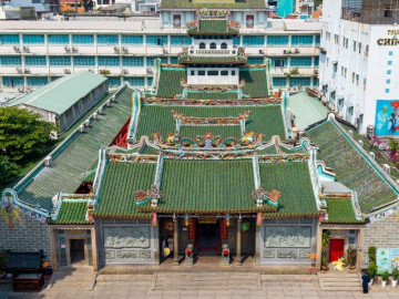 Chùa ở TPHCM có tượng ngựa Xích Thố cao hơn 2m, nhiều người đến cầu may