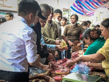 Món "đỏ" đầu năm hút khách tại chợ Viềng Ninh Bình, chưa kịp mua đã "cháy hàng"