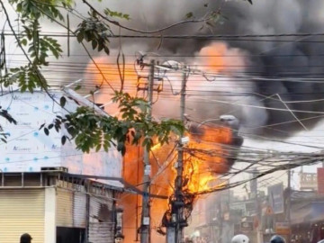 Cháy lớn cửa hàng nội thất ở TPHCM