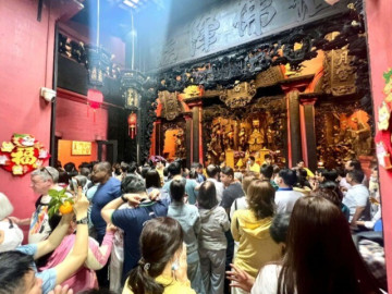 Người dân chen chân đến chùa Ngọc Hoàng trong ngày cúng vía Trời