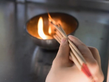 Thắp hương ngày vía Thần Tài bị tắt giữa chừng có phải điềm xui? Những điều đại kỵ cần tránh khi cúng để không mất lộc