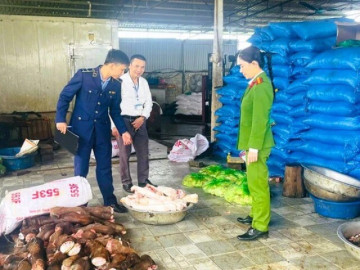 Phát hiện gần 6 tấn chân trâu, bò bốc mùi hôi thối chuẩn bị đưa ra quán nhậu