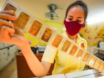 Giá vàng hôm nay mới nhất (28/2) tăng khủng khiếp: Người mua xếp hàng đông kín nhà vàng từ sáng sớm