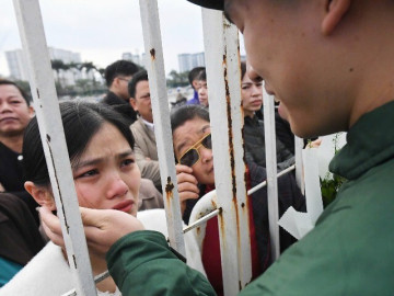 Tân binh tạm biệt người yêu: "Nín ngay, anh đi rồi về mà"
