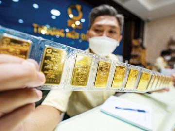 Giá vàng hôm nay mới nhất (10/3) đảo chiều tăng mạnh: Cửa hàng tiếp tục bán giới hạn và "nợ vàng"