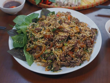 Khách Tây thử món thịt chuột "khổng lồ" ở Hà Nội, khen ngon nhất từng ăn