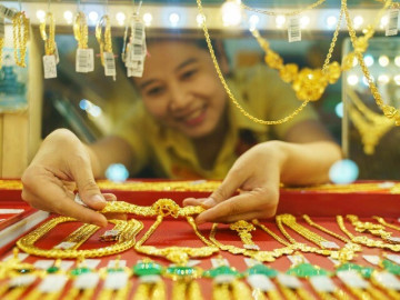 Giá vàng hôm nay mới nhất (11/3) tăng mạnh: Nhà vàng bán không giới hạn, người mua dè dặt