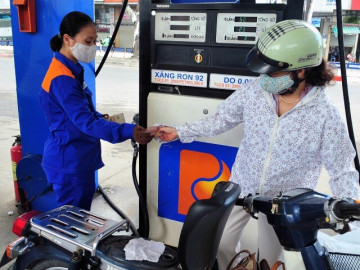 Vì sao giá xăng dầu giảm mạnh, có loại hạ tới gần 8.000 đồng/lít?