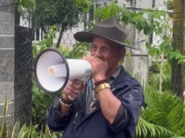 Clip cụ ông 78 tuổi hỏng một bên mắt cầm loa đến khắp thôn nhắc bà con đi bầu cử