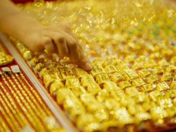 Giá vàng "cài số lùi"