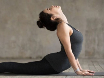 3 tư thế yoga đơn giản giúp giảm đau cứng cổ do ngồi lâu