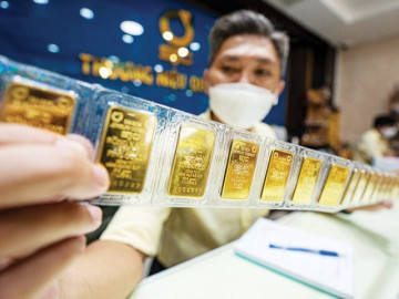 Giá vàng lao dốc, nên mua hay bán?