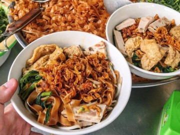 Ở Hà Nội có 5 quán ngon dành cho tín đồ món trộn, bún miến bánh đa đủ cả, khách xếp hàng kín vỉa hè chờ ăn