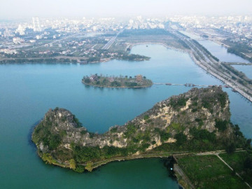 Ngọn núi hình cá voi nằm giữa hồ nước xanh như ngọc ở Ninh Bình hút du khách